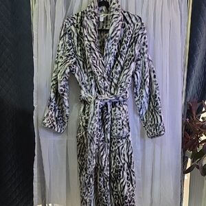 #205 Stars Above Plush Animal Print Robe in Black and White
